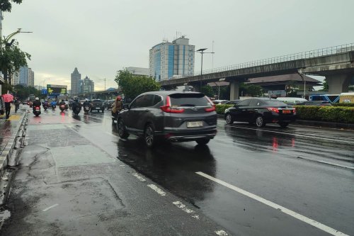 Tips Aman Berkendara di Jalan Licin Saat Libur Nataru