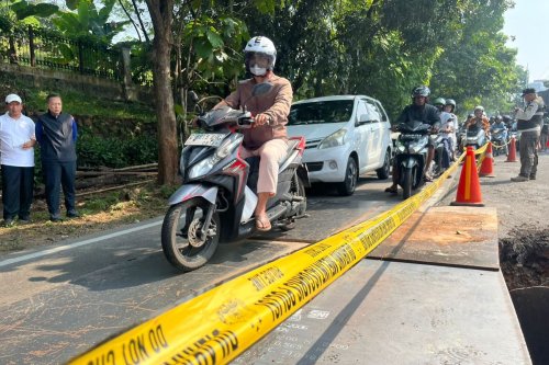 Jalan Raya Lenteng Agung Arah Depok Ambles, Lalu Lintas Macet Parah