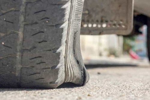 Tanpa Alat, Begini Cara Deteksi Ban Mobil yang Kurang Tekanan