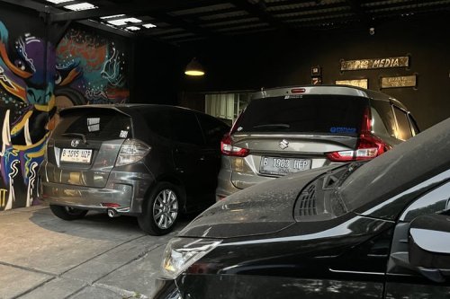 Harga Mobil Listrik Bekas Turun, Mobil Konvensional Tetap Stabil