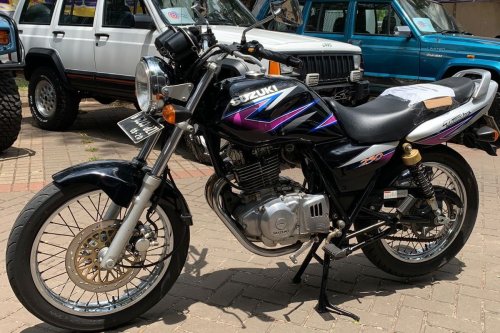Suzuki , Antrean Suzuki Thunder Bikin Heboh di SPBU, Tangkinya Berapa Liter?