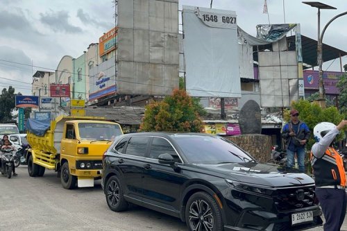 Truk Terbalik Karena Gagal Nanjak, Jalan Sawangan Macet