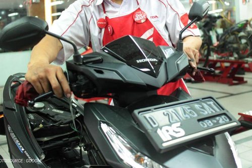 Begini Cara Menyetel Jarak Main Throttle Gas Motor Pakai Kunci 10