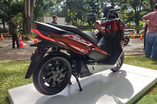 Komparasi Skuter Listrik Maxi: Gesits GV1 vs Alva One XP