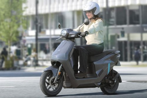 Motor Listrik Honda, Yamaha, Honda e, Honda, Motor Listrik Yamaha JOG E Meluncur, Pakai Baterai Honda
