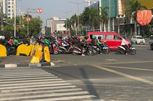 Apa Fungsi Marka Garis Kotak Kuning di Tengah Jalan?