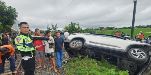 Toyota, Toyota Rush, Toyota Rush Terpental Usai Tertabrak KA Batara Kresna: Peringatan untuk Pengendara di Pelintasan