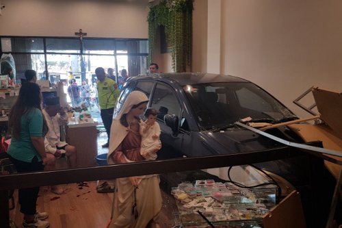 Kecelakaan Mobil di Malang: Lansia Salah Injak Gas
