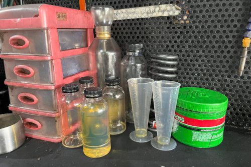 Jangan Salah Pilih, Ini Perbedaan Oli Mesin dan Oli Sokbreker