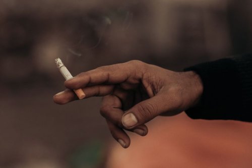 Bertemu Pengemudi yang Merokok di Jalan, Ini yang Sebaiknya Dilakukan