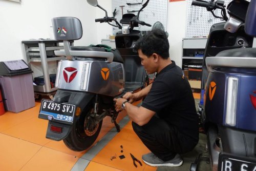 Tips Ringan Memilih Motor Listrik untuk Perempuan