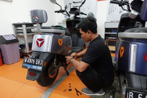 Tips Ringan Memilih Motor Listrik untuk Perempuan