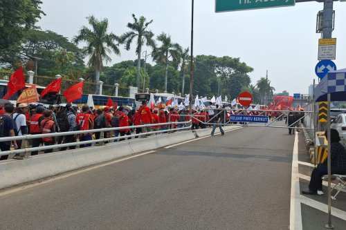 Aksi Buruh di Sekitar Gedung MPR/DPR, Akses Keluar Tol Ditutup Sementara