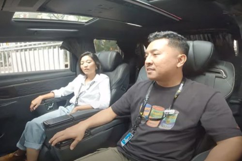 Rasanya Jadi Penumpang Toyota Alphard Hybrid, Lounge Mewah