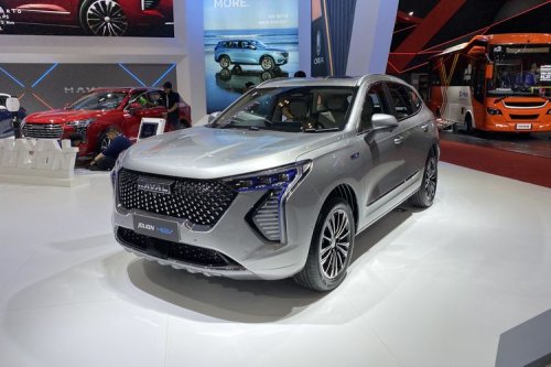 Solusi Masa Depan, Mobil Listrik atau Mobil Hybrid?