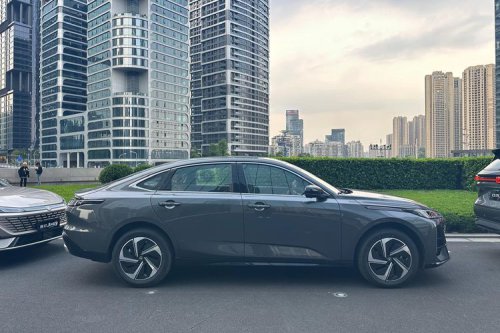 Kencan dengan Sedan Hybrid Changan Eado Langsung di Chongqing