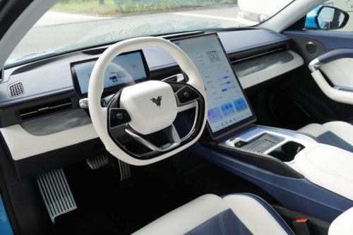 Studi: Layar Sentuh Ganggu Fokus dan Tingkatkan Risiko Saat Mengemudi