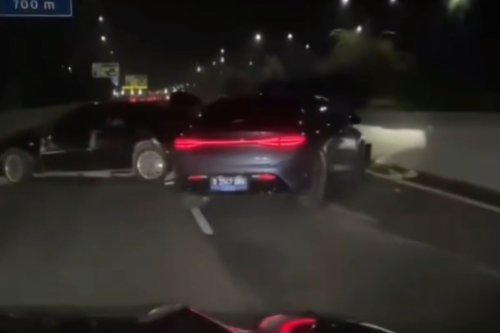 Viral! Video Tabrak Lari Mobil BYD di Tol Bandara