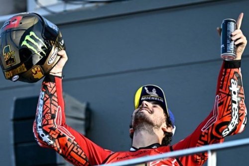 MotoGP, Mengapa Pebalap MotoGP Kerap Pakai Plester di Hidung?