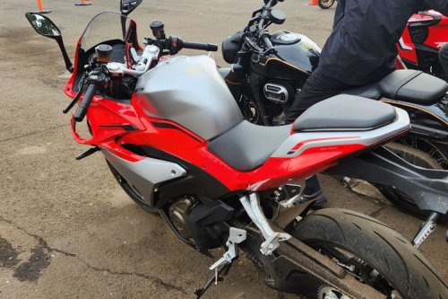 Motor Sport | Performa QJMotor SRK 250 RA AMT: Motor Sport Praktis untuk Sehari-hari