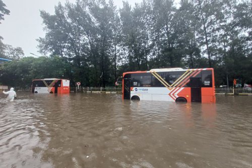 Waspada Jalan Banjir, Ini Patokan Aman Agar Mobil Tak Masuk Selokan