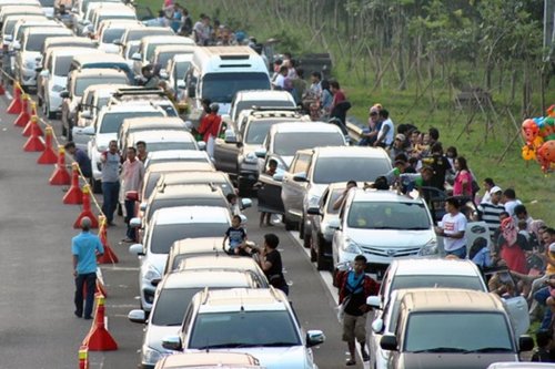 Liburan ke Puncak Saat Nataru, Ini Tips Cegah Mobil Mundur di Tanjakan