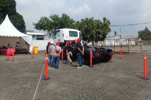 Mengungkap Bahaya Blind Spot Sopir Truk