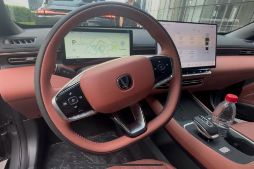 Kencan dengan Sedan Hybrid Changan Eado Langsung di Chongqing