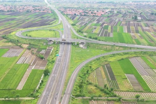Kebablasan Exit Tol, Truk Nekat Putar Balik di Tol Pejagan-Pemalang