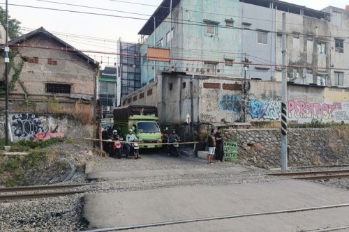 Awas! Palang Terbuka Rel KA Bukan Jaminan Aman: Tengok Kanan Kiri