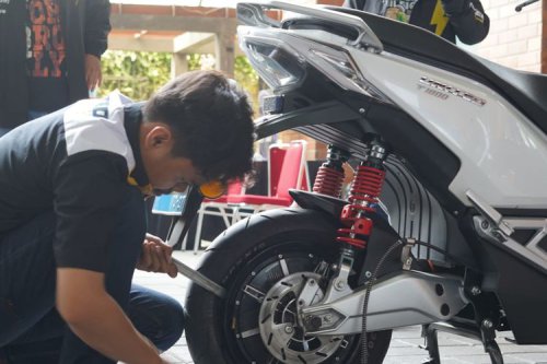 Merek Motor Listrik Ini Hadirkan Layanan Home Service