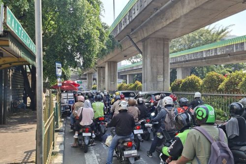 Cara Paling Efektif Cegah Kecelakaan Motor Saat Berangkat Kerja Pagi