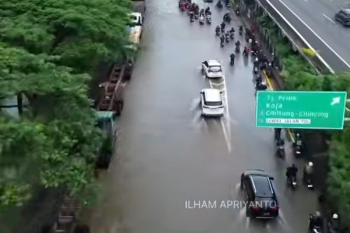 Etika Berkendara Saat Banjir: Jangan Ciptakan Ombak untuk Pengendara Lain
