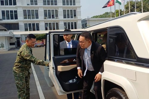 Sejumlah Menteri Mulai Gunakan Mobil Maung Buatan Pindad