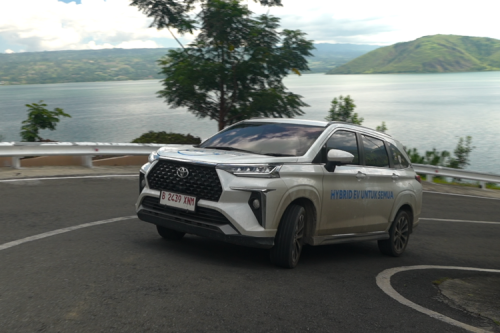 Menembus Jarak dari Kota Bertuah ke Danau Toba Bersama Veloz Hybrid