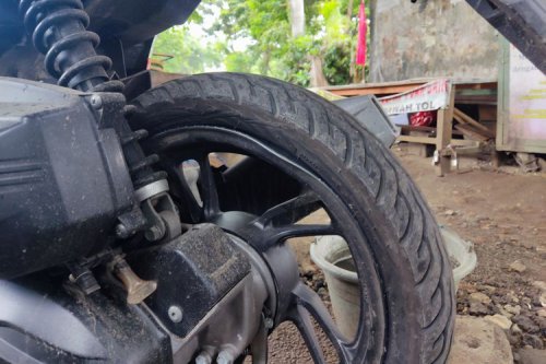 Musim Hujan Bikin Pelek Motor Rawan Penyok, Ini Penyebab Utamanya