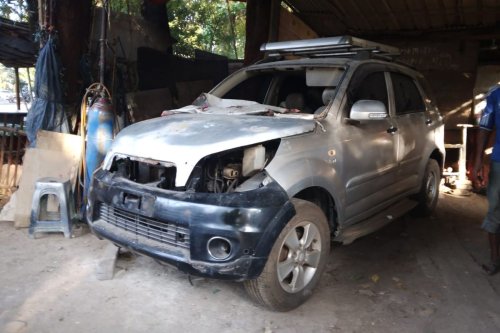 Cat Mobil Rusak Kena Cairan Kimia, Segini Biaya Perbaikannya