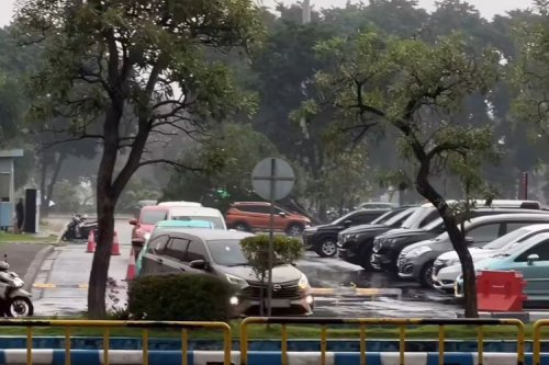 Musim Hujan, Pastikan Cara Parkir Mobil Sudah Aman
