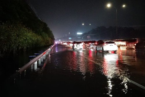 Sampah Saluran yang Bikin Tol Jagorawi Banjir Sudah Diatasi