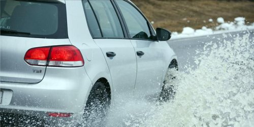 Kenali Penyebab Mobil Gampang Hilang Kendali Saat Musim Hujan