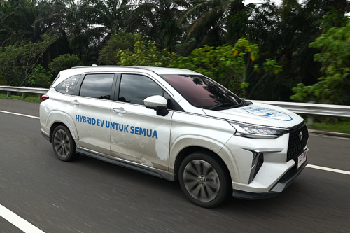 Menembus Jarak dari Kota Bertuah ke Danau Toba Bersama Veloz Hybrid