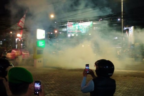 Terkena Gas Air Mata Saat Berkendara? Begini Cara Mengatasinya