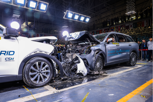Chery Uji Tabrak Mobil Tiggo Lawas Usia di Atas 10 Tahun