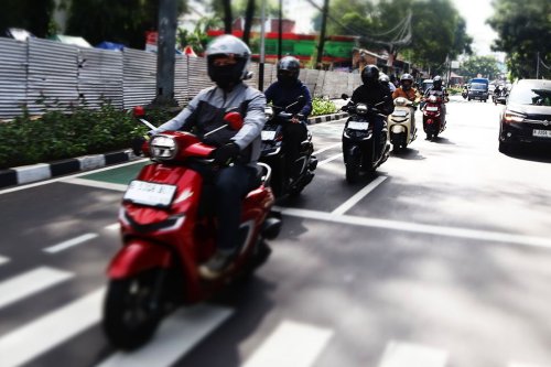 Kesalahan Umum Saat Menyalip Motor di Jalan Raya