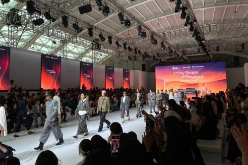 Denza Padukan Dunia Mode dengan Mobil Listrik Premium