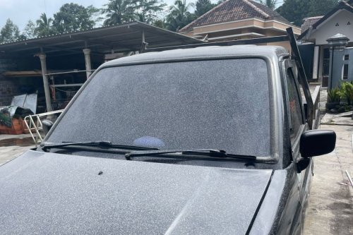 Cara Benar Bersihkan Abu Vulkanik di Kaca Mobil, Jangan Pakai Wiper