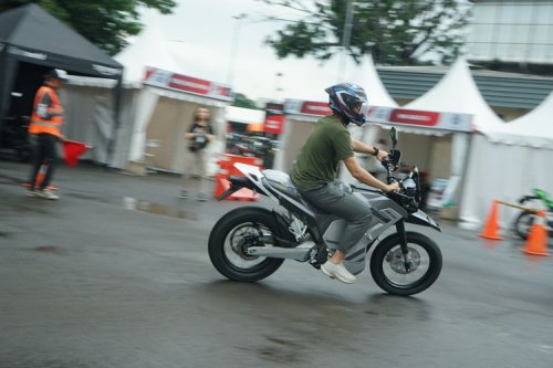 Tes Singkat Motor Listrik Baru United E-Motor RX6000 di IIMS 2026