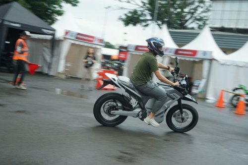 Tes Singkat Motor Listrik Baru United E-Motor RX6000 di IIMS 2026