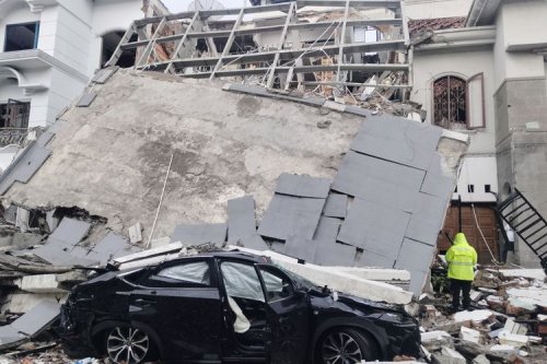 Lexus, Lexus NX, Rumah Mewah di Medan Meledak, SUV Lexus NX Tertimpa Reruntuhan