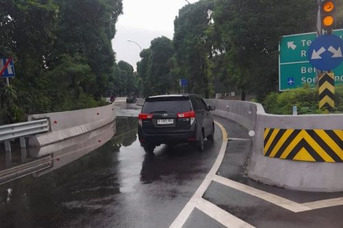 Reklame Ambruk hingga Banjir di Tol, Begini Respons Jasa Marga
